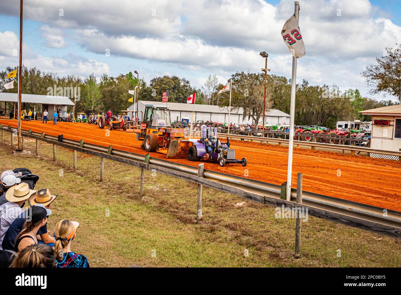 Fort Meade, FL - 26. Februar 2022: Weitwinkelansicht eines modifizierten Mini-Traktor-Abziehers an der Vorderecke bei einem lokalen Traktor-Pulling-Wettbewerb. Stockfoto
