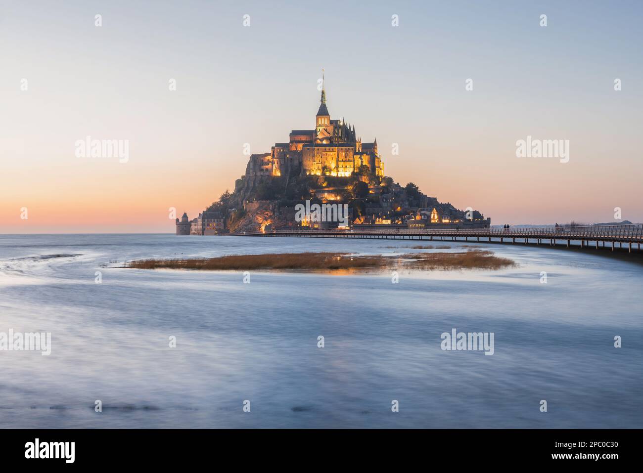 Sonnenuntergang über der Abtei Le Mont Saint Michel auf der Insel bei Flut, Normandie, Nordfrankreich, Europa. Beliebtes Reiseziel Stockfoto