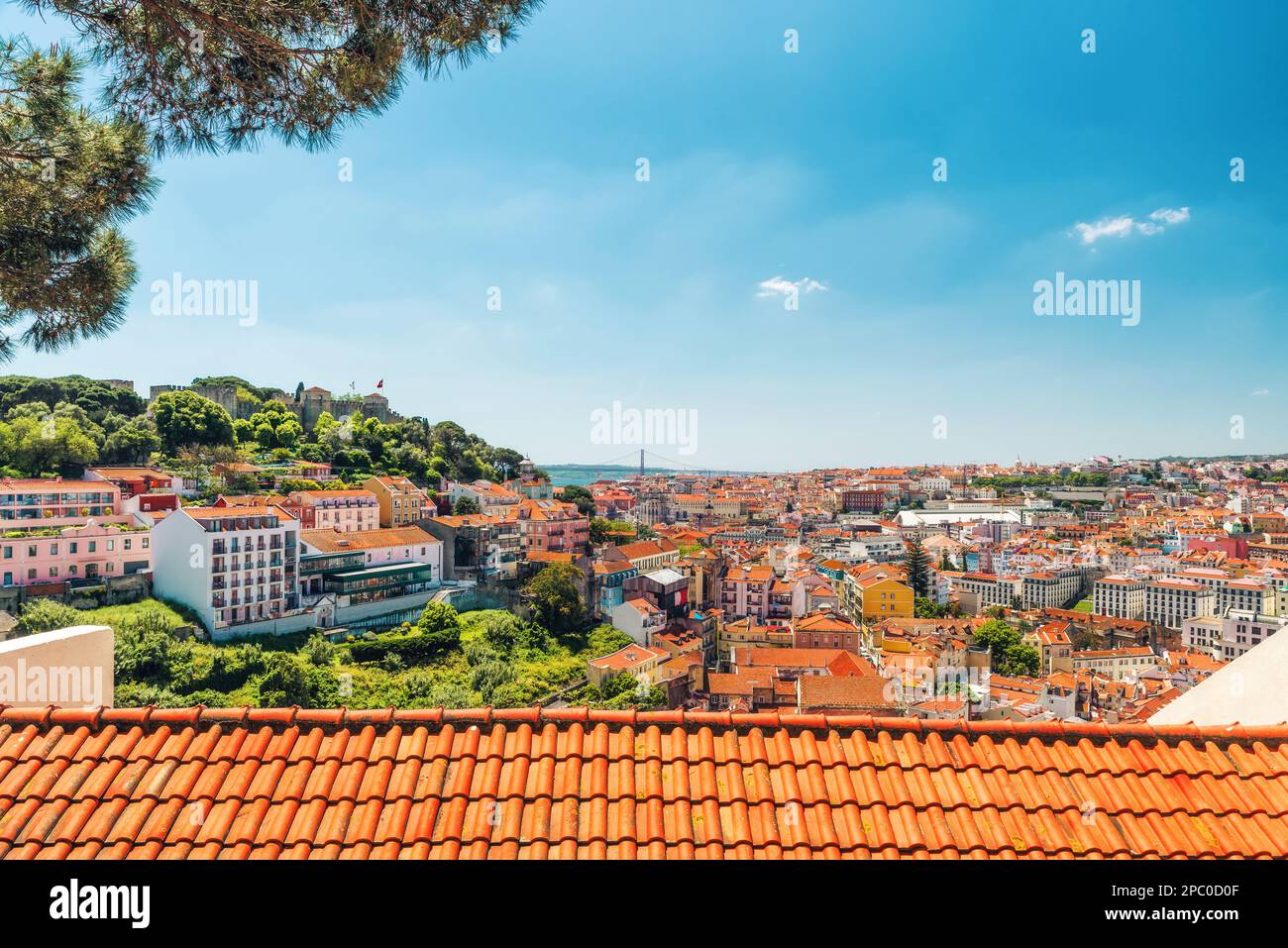 Skyline von Lissabon, Portugal. Panoramablick auf die Altstadt von Lisboa mit orangefarbenen Dächern und Burg auf dem Hügel. Reiseziel Stockfoto