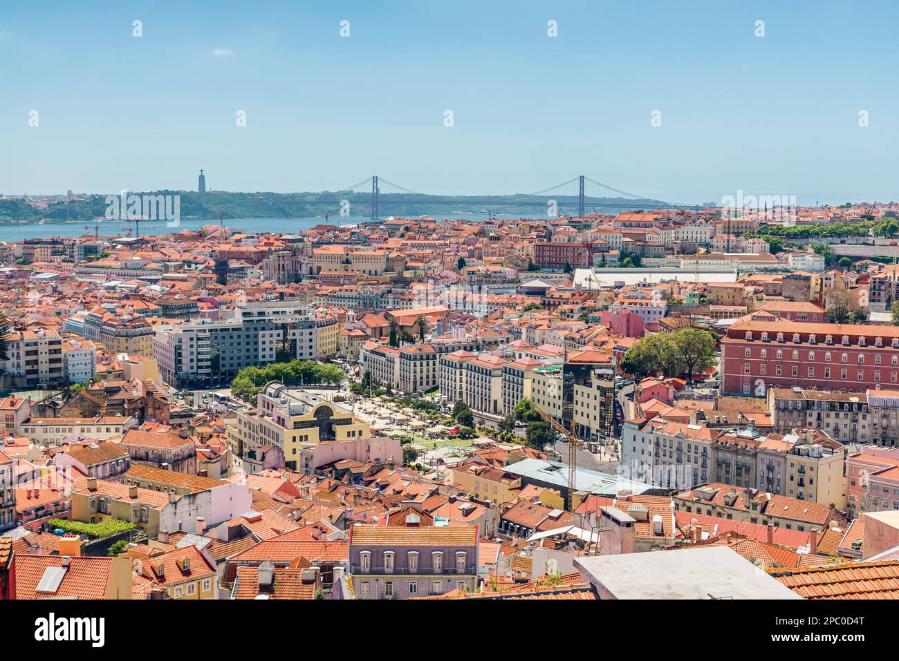 Skyline von Lissabon, Portugal. Panoramablick auf die Altstadt von Lisboa mit orangefarbenen Dächern und Brücke auf dem Tejo. Reiseziel Stockfoto