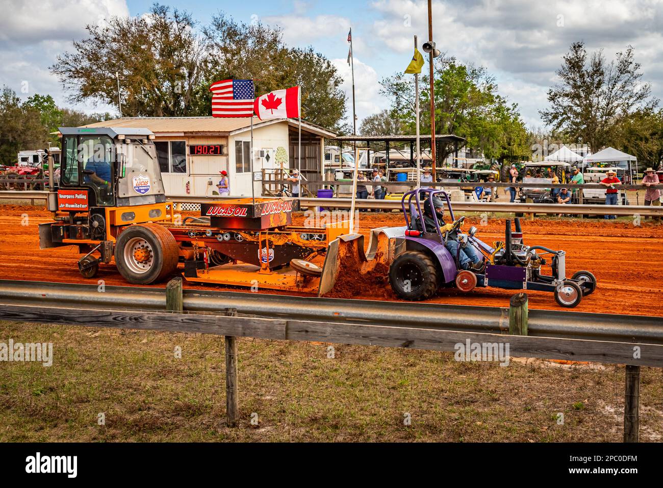 Fort Meade, FL - 26. Februar 2022: Weitwinkelansicht eines modifizierten Mini-Traktor-Abziehers an der Vorderecke bei einem lokalen Traktor-Pulling-Wettbewerb. Stockfoto