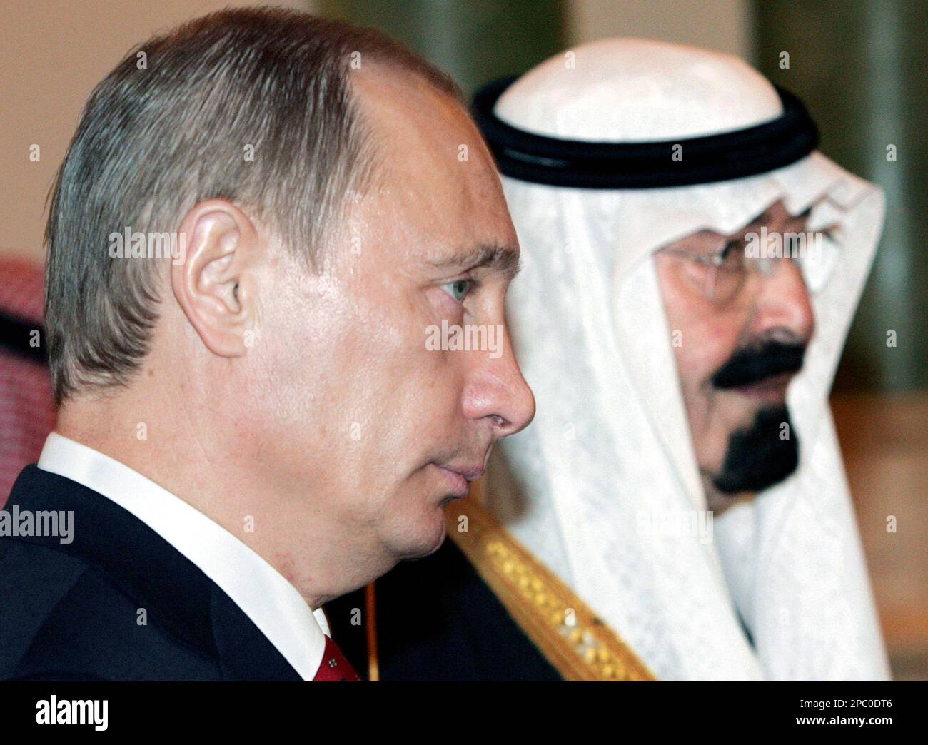 Saudi Arabia's King Abdullah Bin Abdulaziz, right, receives Russian President Vladimir Putin, during an official welcome ceremony at Riyadh airport, Saudi Arabia, Sunday, Feb. 11, 2007. In the first trip to Saudi Arabia by a Russian leader, President Vladimir Putin arrived in the kingdom Sunday, where he is expected to discuss with top Saudi officials the region's hotspots as well as economic and military cooperation. (AP Photo/ITAR-TASS/ Presidential Press Service, Dmitry Astakhov) Stockfoto