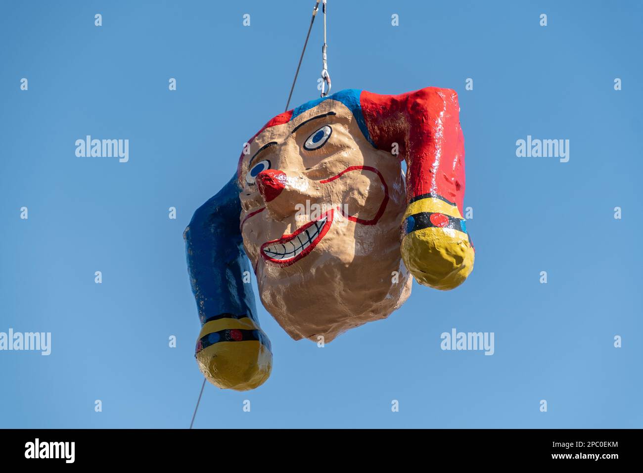 Oberaegeri, Schweiz, 20. Februar 2023 Clownkopf hängt während des Karnevals an einem Seil Stockfoto