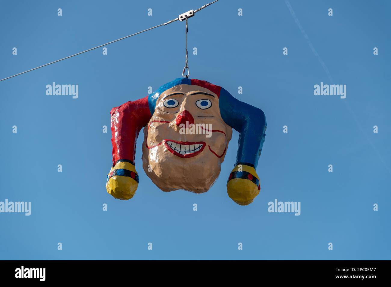 Oberaegeri, Schweiz, 20. Februar 2023 Clownkopf hängt während des Karnevals an einem Seil Stockfoto