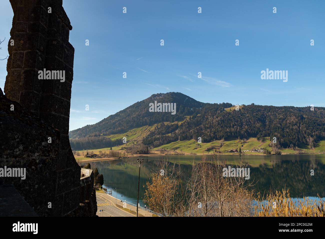 Oberaegeri, Schweiz, 20. Februar 2023 fantastisches Landschaftspanorama im Aegerisee an einem sonnigen Tag Stockfoto