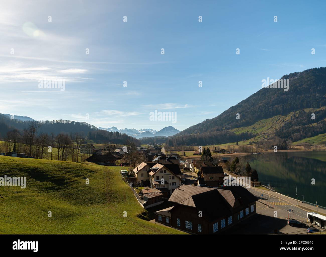 Oberaegeri, Schweiz, 20. Februar 2023 fantastisches Landschaftspanorama im Aegerisee an einem sonnigen Tag Stockfoto