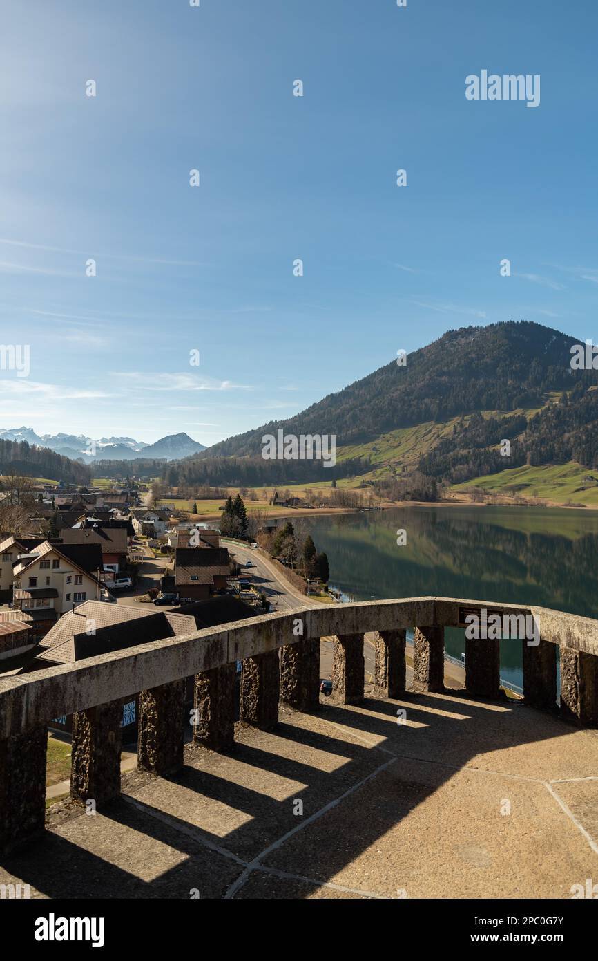 Oberaegeri, Schweiz, 20. Februar 2023 fantastisches Landschaftspanorama im Aegerisee an einem sonnigen Tag Stockfoto