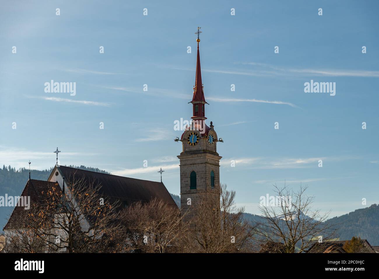 Oberaegeri, Schweiz, 20. Februar 2023 Historische alte katholische Kirche St. Peter und Paul im Stadtzentrum Stockfoto