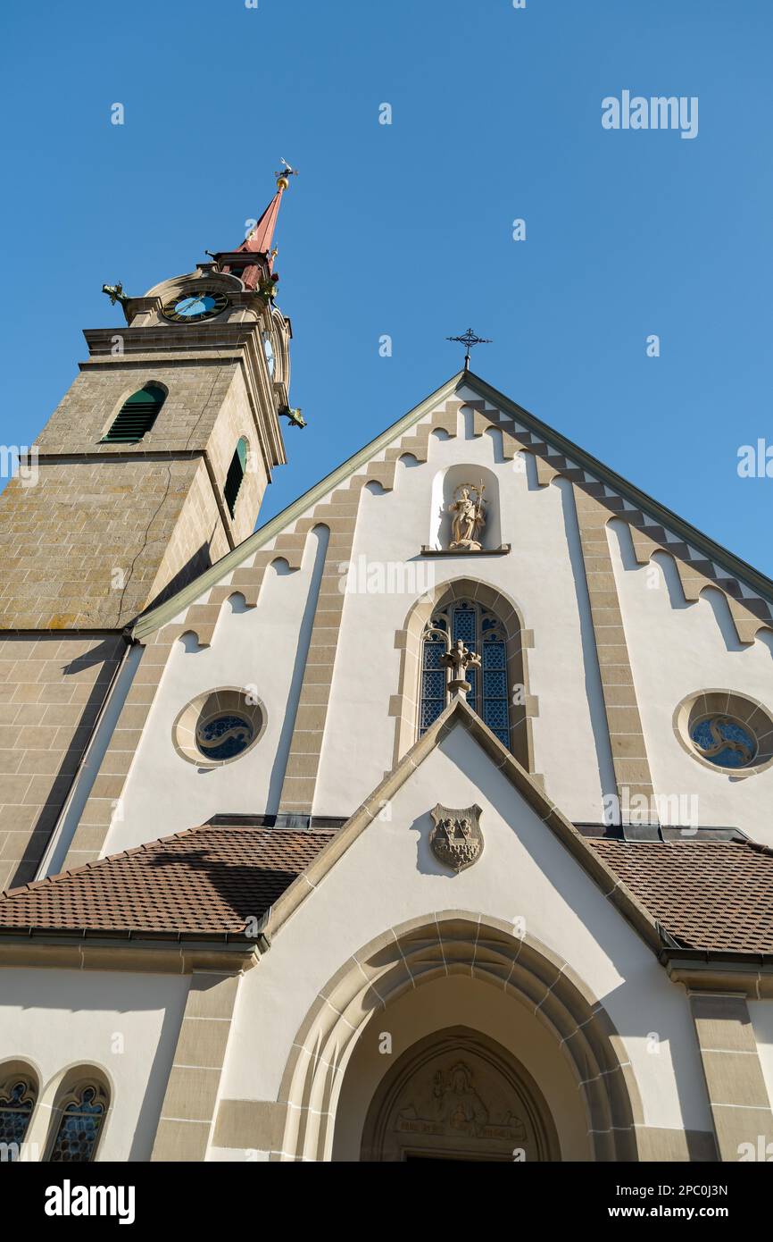 Oberaegeri, Schweiz, 20. Februar 2023 Historische alte katholische Kirche St. Peter und Paul im Stadtzentrum Stockfoto