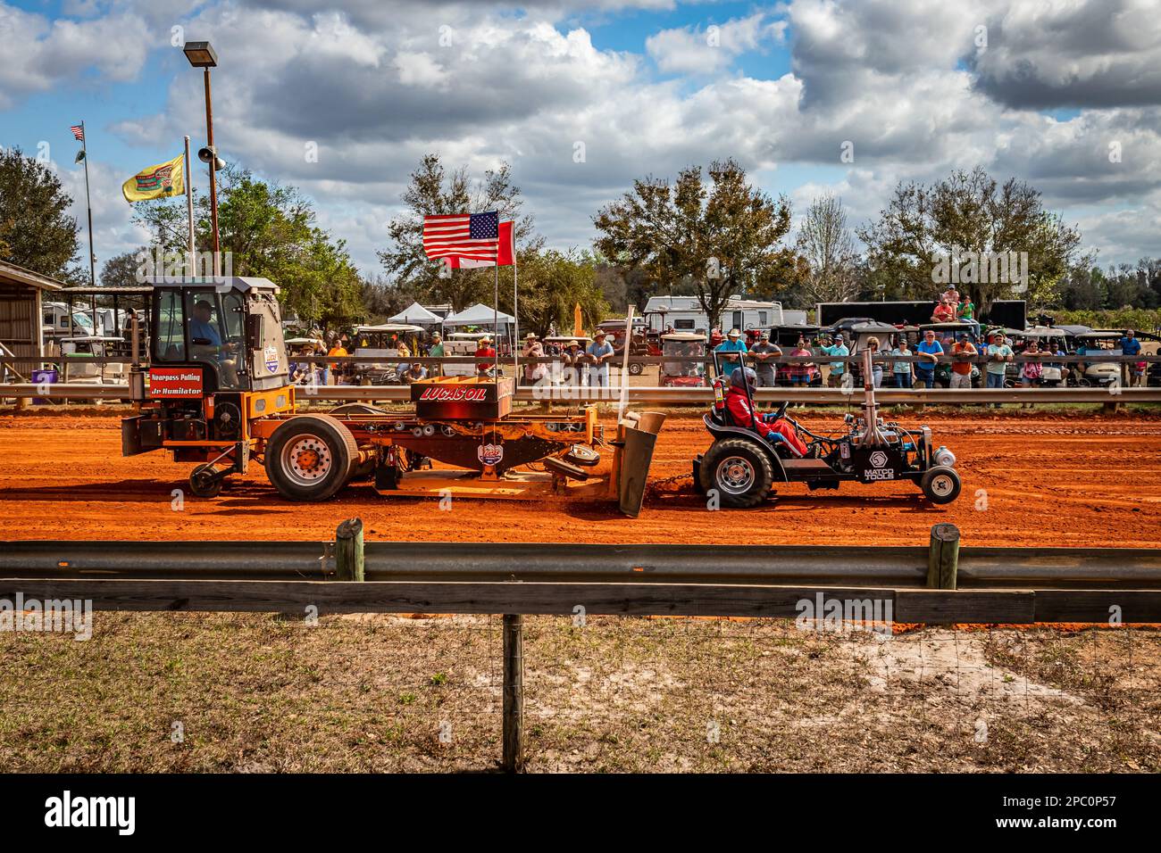 Fort Meade, FL - 26. Februar 2022: Weitwinkel-Seitenansicht eines modifizierten Mini-Traktor-Abziehers bei einem lokalen Traktor-Pulling-Wettbewerb. Stockfoto