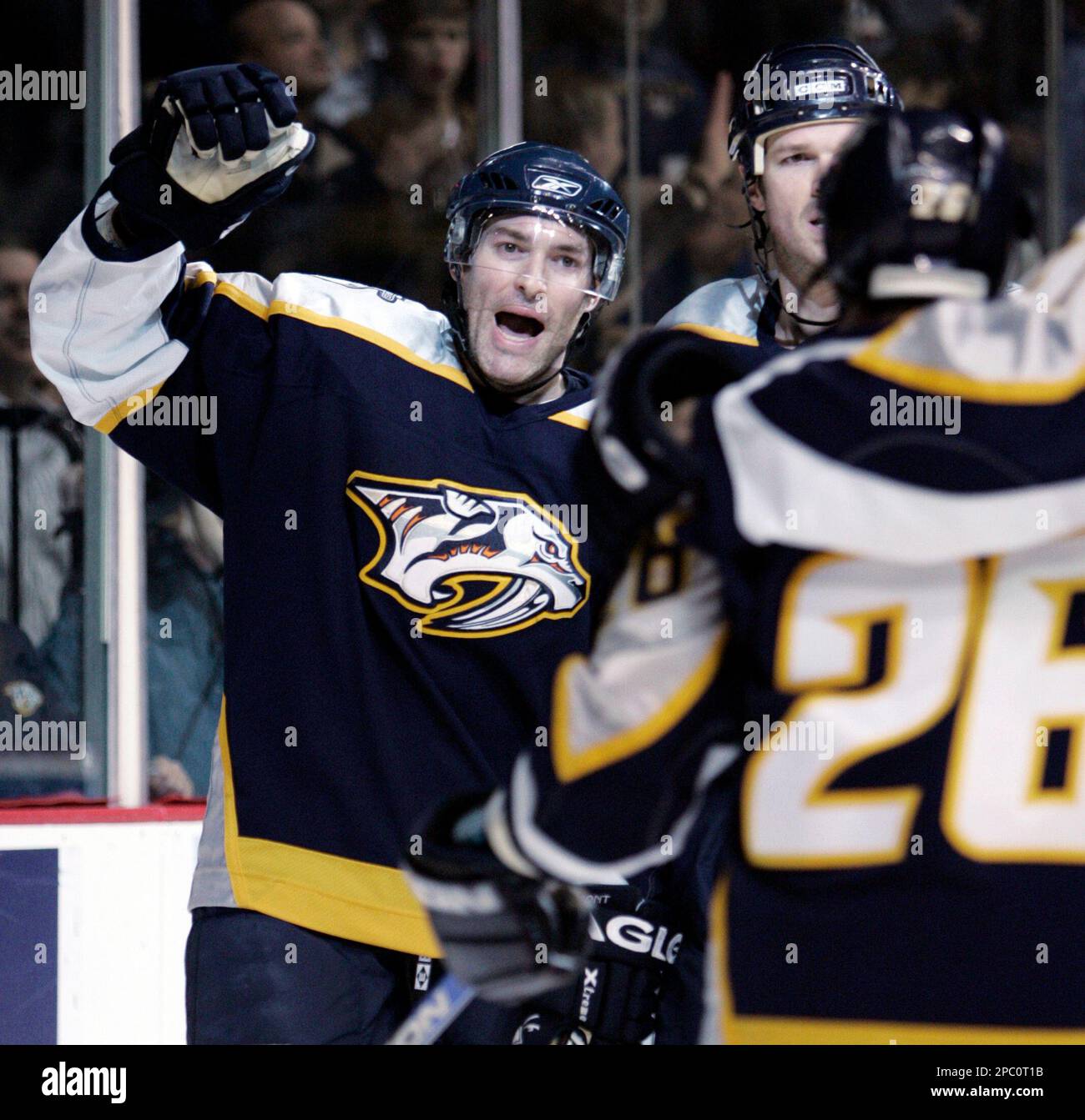 Nashville Predators right wing J.P. Dumont, left, celebrates with teammates after scoring against the Toronto Maple Leafs in the third period of an NHL hockey game in Nashville, Tenn., Thursday, Feb. 8, 2007. The Predators defeated the Maple Leafs, 4-2. (AP Photo/Mark Humphrey) Stockfoto