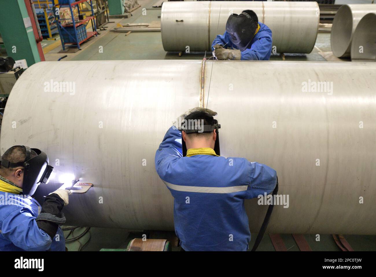 TAIZHOU, CHINA - 13. MÄRZ 2023 - Arbeiter schweißen neue Energieprodukte auf zwei Seiten in einer Werkstatt in Taizhou, Ostchina Provinz Jiangsu, Mar Stockfoto