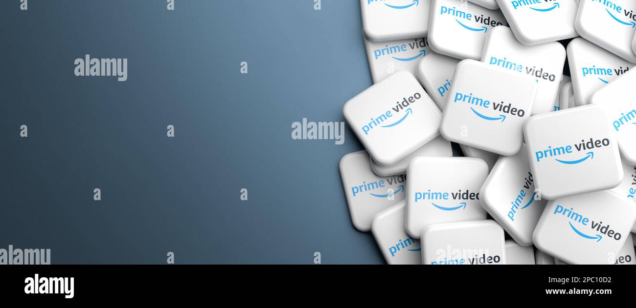 Logos von Prime Video der Video-Streaming-Service von Amazon auf einem Heap auf einem Tisch. Speicherplatz kopieren. Webbannerformat. Stockfoto