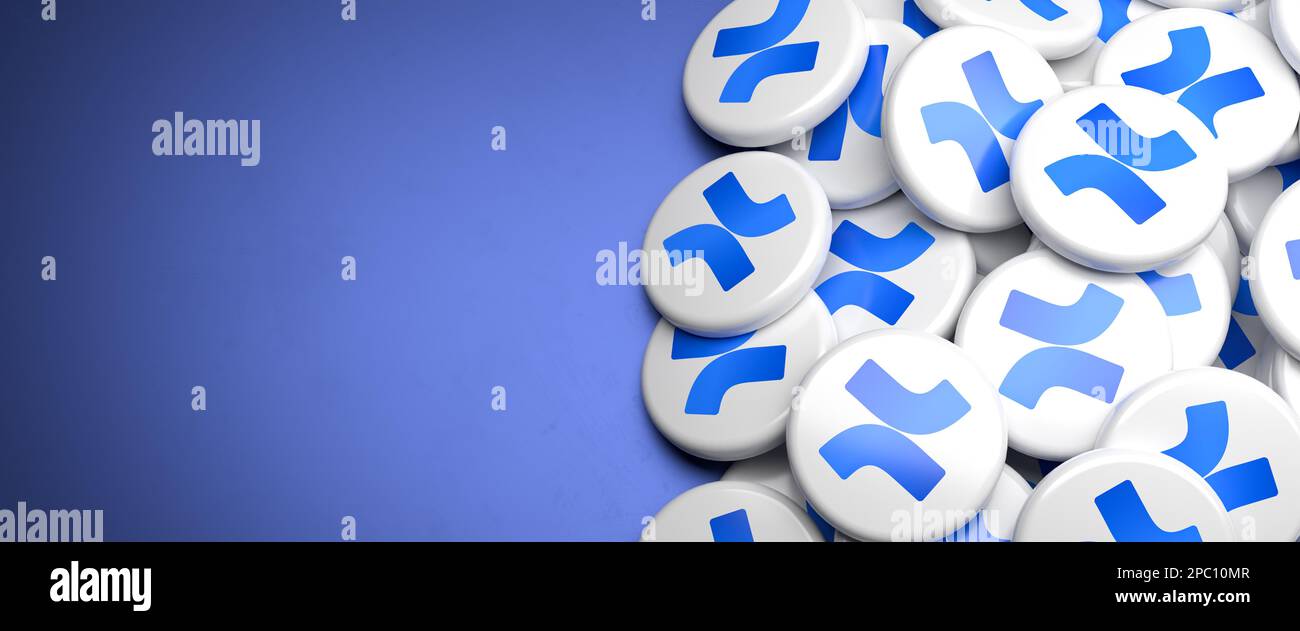Icons of Confluence die Unternehmens-Wiki-Software von Atlassian auf einem Heap auf einem Tisch. Speicherplatz kopieren. Webbannerformat. Stockfoto