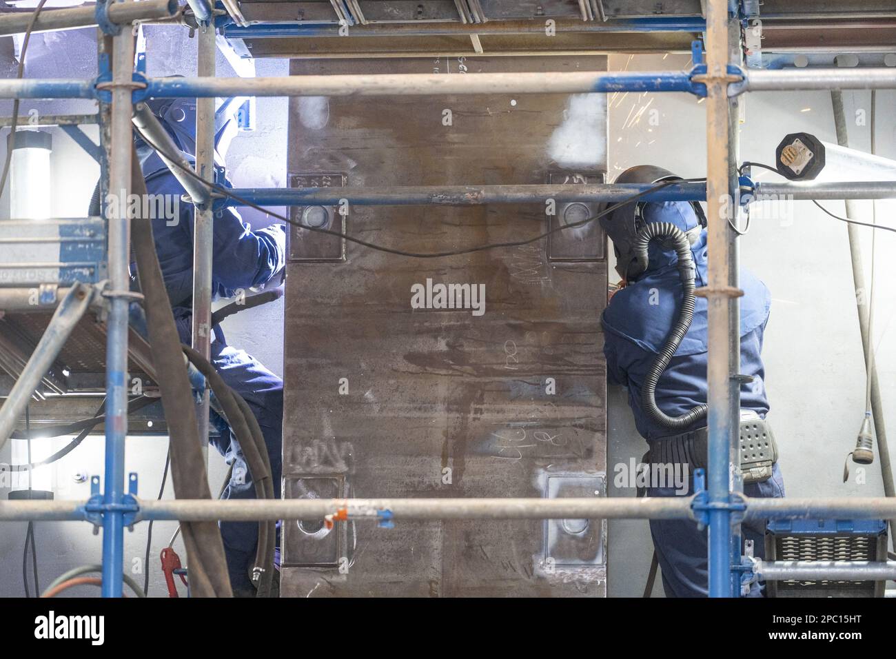 CRIMPEN AN DER IJSEL - Arbeiten an der neuen Lasche der Haringvliet-Brücke in der Halle von Hollandia Infra. Neben der Renovierung der Armatur werden auch Betrieb, Kontrolle und Überwachung der Brücke erneuert. ANP LEX VAN LIESHOUT niederlande raus - belgien raus Stockfoto