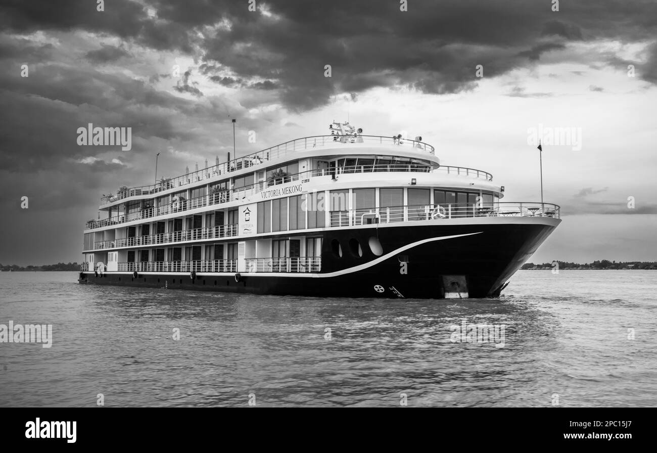 Das Flussschiff Victoria Mekong liegt mitten im Fluss Mekong im Mekong-Delta nahe Tan Chau in Vietnam. Das Schiff bietet 3 oder 4 Tage Stockfoto