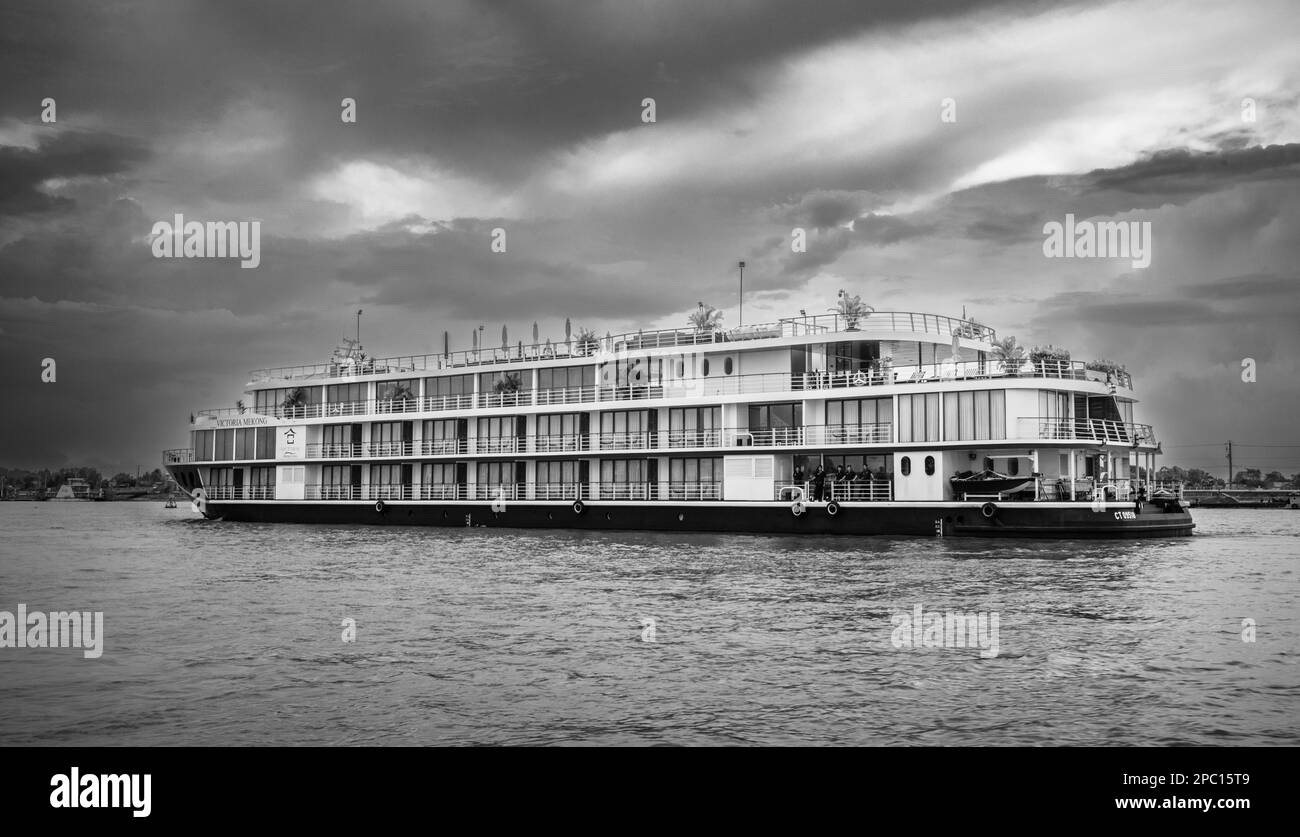 Das Flussschiff Victoria Mekong liegt mitten im Fluss Mekong im Mekong-Delta nahe Tan Chau in Vietnam. Das Schiff bietet 3 oder 4 Tage Stockfoto