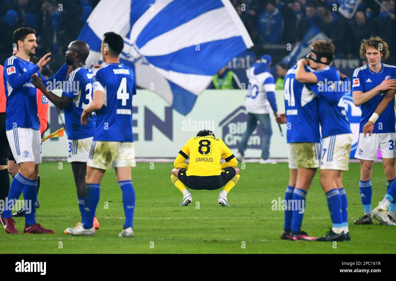 Bundesliga, Veltins Arena, FC Schalke 04 gegen Borussia Dortmund; Mahmoud Dahoud (BVB) enttäuscht nach dem Ende des Spiels. Stockfoto