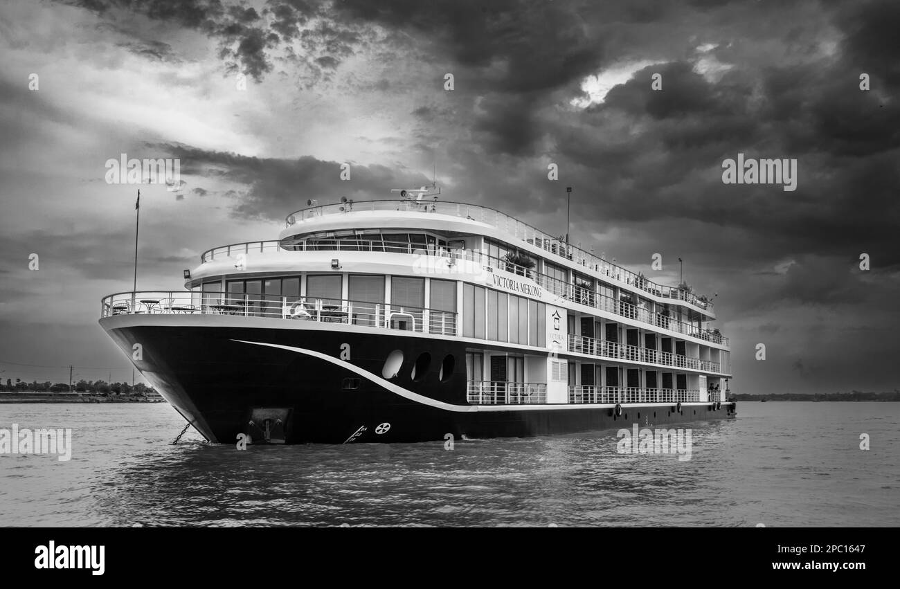 Das Flussschiff Victoria Mekong liegt mitten im Fluss Mekong im Mekong-Delta nahe Tan Chau in Vietnam. Das Schiff bietet 3 oder 4 Tage Stockfoto