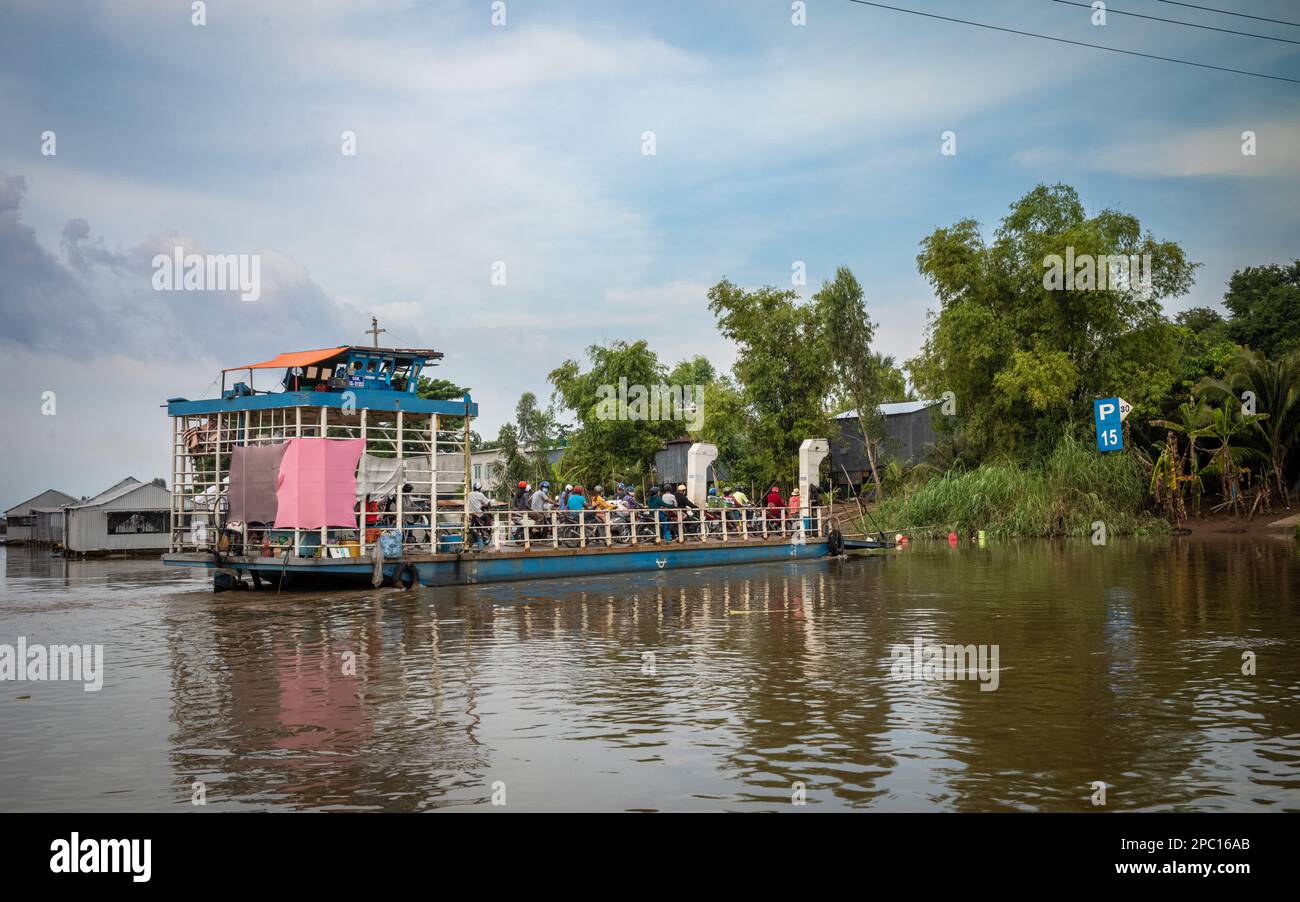 Eine lokale Fähre überquert einen Nebenfluss des Mekong im Mekong-Delta in der Nähe von Tan Chau in Vietnam. Stockfoto