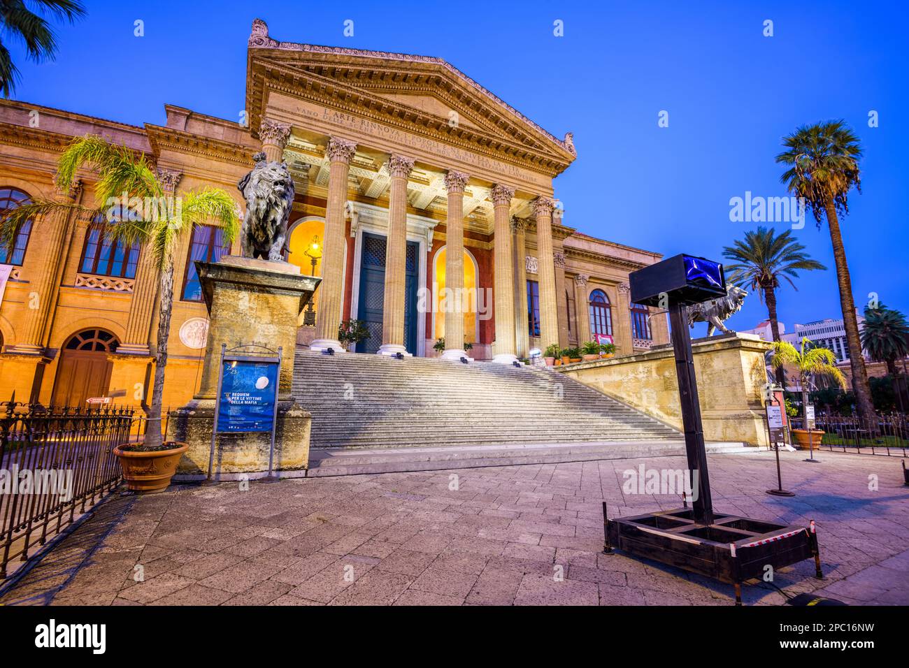 PALERMO, ITALIEN - 10. NOVEMBER 2022: Massimo Theater in der Abenddämmerung. Das Teatro Massimo Vittorio Emanuele ist ein Opernhaus, das 1897 eröffnet wurde. Stockfoto
