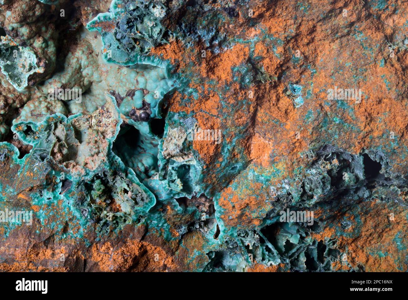 Malachit (grün - auf Limonite) aus Hartley Birket Mine, Kirby Stephen, Cumbria, Großbritannien. Kupfercarbonathydroxid - ein Kupfererz Stockfoto