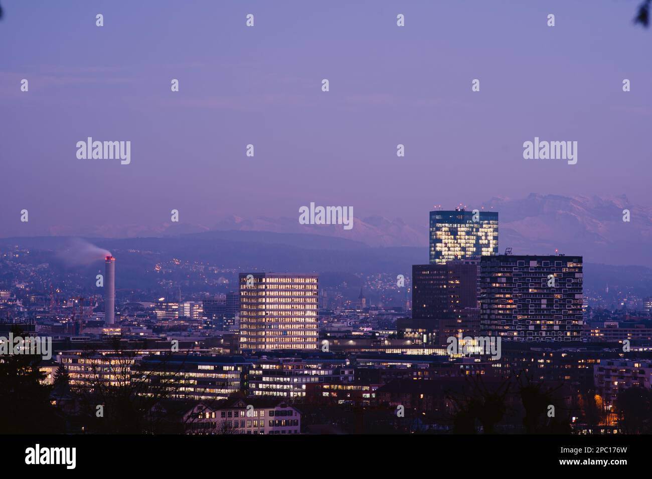Aus der Sicht der Stadt Zürich, Schweiz, Europa. Der späte Abend verwandelt sich in die frühe Nacht. Stockfoto