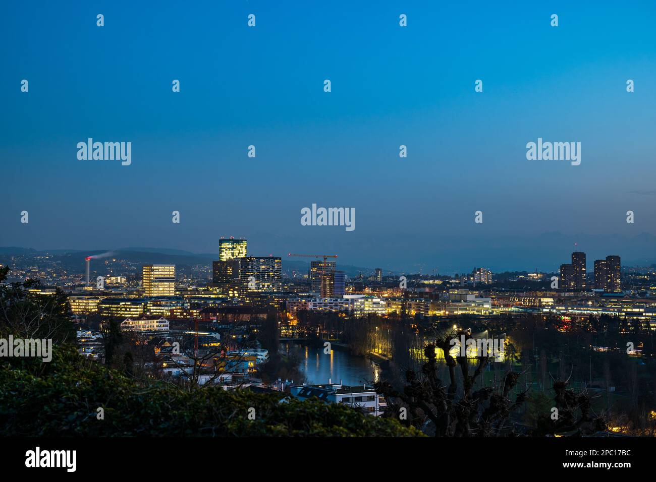 Aus der Sicht der Stadt Zürich, Schweiz, Europa. Der späte Abend verwandelt sich in die frühe Nacht. Stockfoto