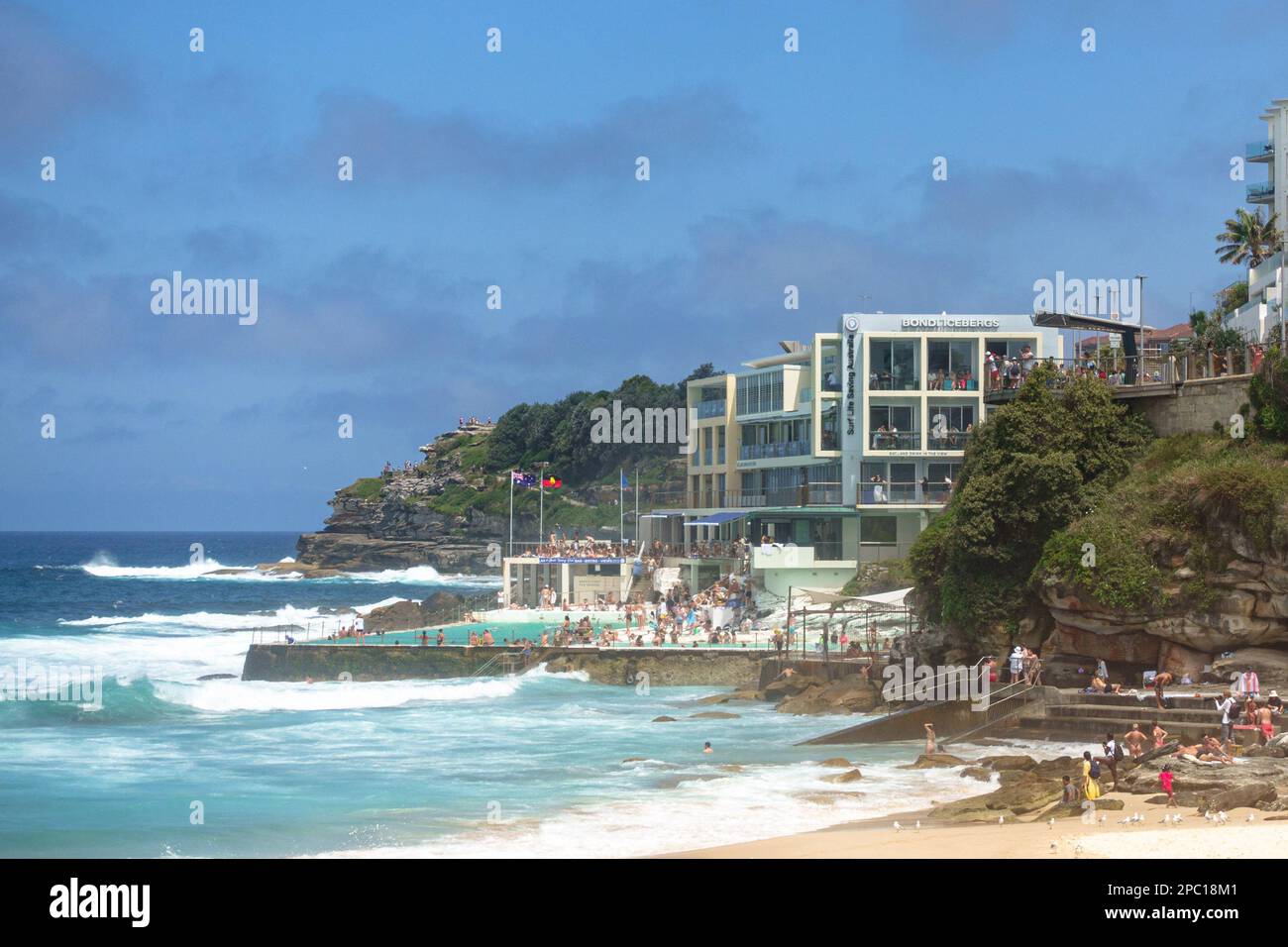 Gäste genießen den Felsenpool im Bondi Eisbergs Swimming Club in Sydney, Australien Stockfoto