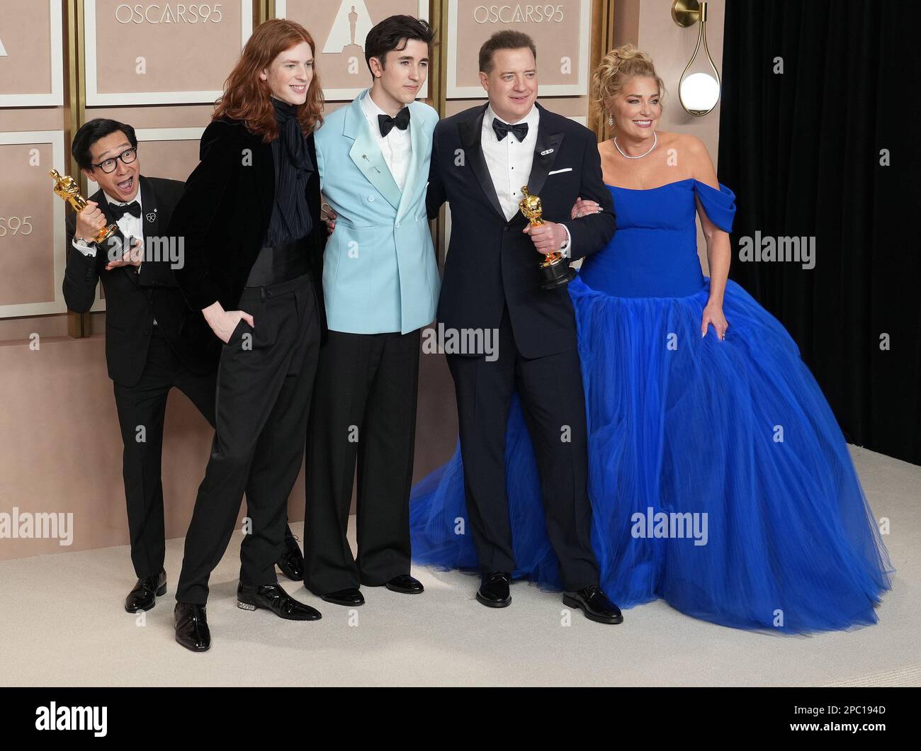 Los Angeles, USA. 12. März 2023. (L-R) Ke Huy Quan bombardiert Leland Fraser, Holden Fraser Brendan Fraser und Jeanne Moore, während er im Pressesaal bei den Academy Awards 95. posiert, die am 12. März von der Academy of Motion Picture Arts and Sciences im Dolby Theatre in Los Angeles, Kalifornien, veranstaltet wurden. 2023. (Foto: Sthanlee B. Mirador/Sipa USA) Guthaben: SIPA USA/Alamy Live News Stockfoto