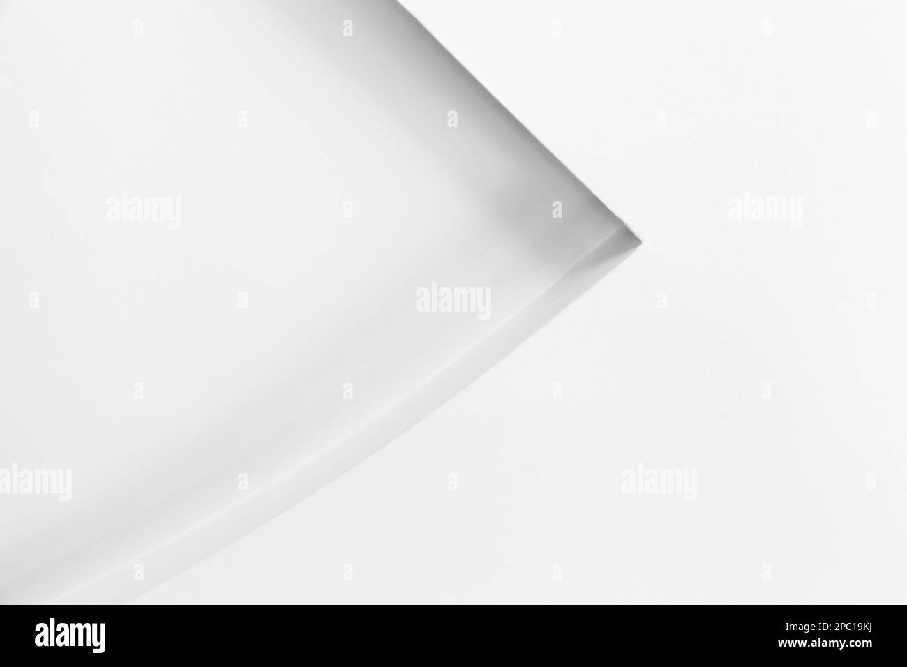 Abstrakter Architekturhintergrund, weißes Innenfragment mit einer Nischenecke an der Wand Stockfoto