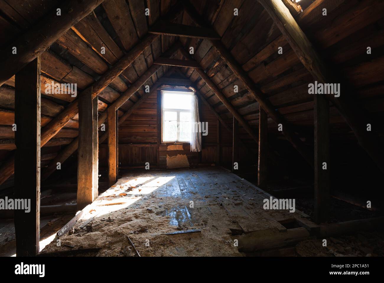 Abstraktes Grunge-Holz-Interieur, Ausblick auf einen verlassenen Dachboden mit leuchtenden Fenstern Stockfoto