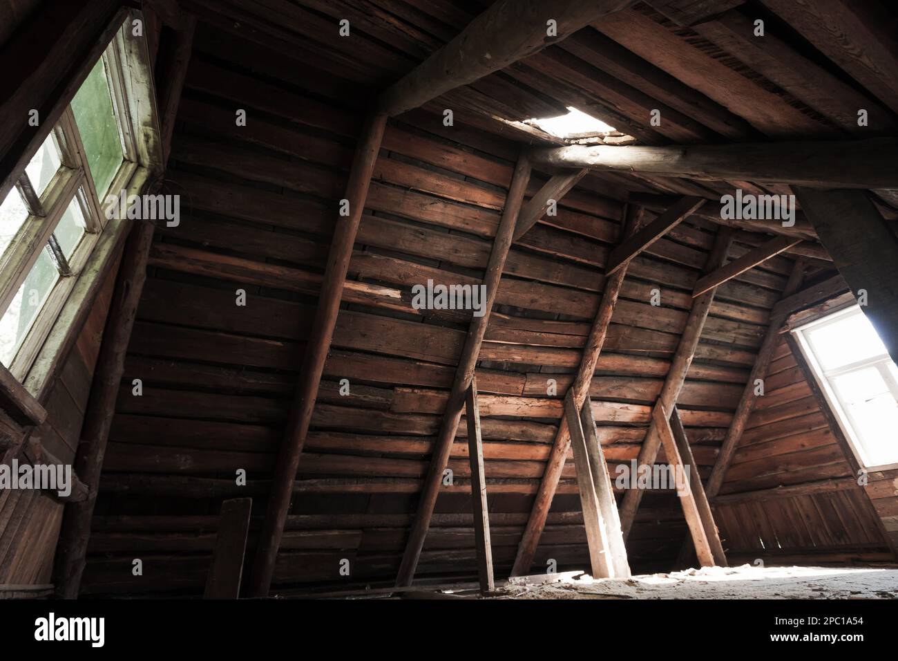 Abstraktes dunkles Grunge-Holz-Interieur, Ausblick auf verlassene Dachzimmer Stockfoto