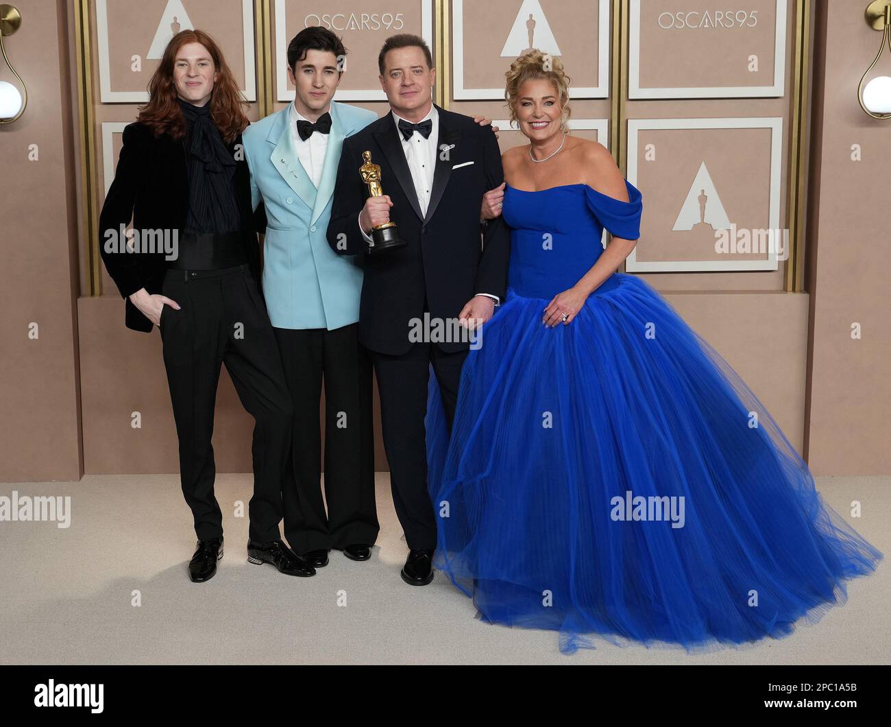 Los Angeles, USA. 12. März 2023. (L-R) Leland Fraser, Holden Fraser Brendan Fraser und Jeanne Moore posieren für Fotos im Presseraum bei den Academy Awards 95., die am 12. März 2023 von der Academy of Motion Picture Arts and Sciences im Dolby Theatre in Los Angeles, Kalifornien, veranstaltet werden. (Foto: Sthanlee B. Mirador/Sipa USA) Guthaben: SIPA USA/Alamy Live News Stockfoto