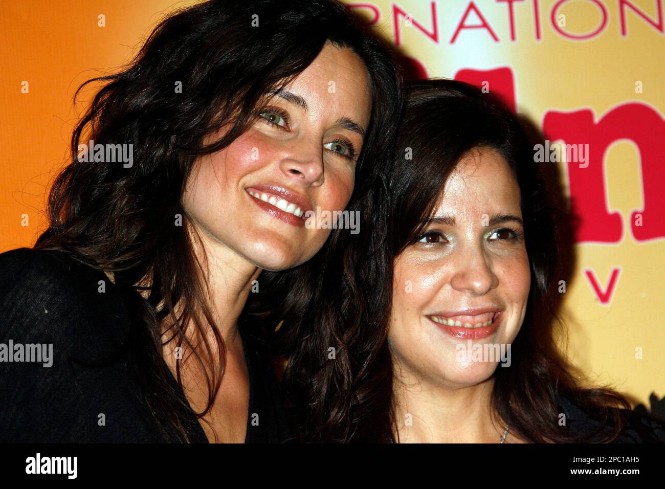 Actress Rachel Shelley and director Sue Kramer pose for photographers at the premiere of the film "Gray Matters" at the Santa Barbara International Film Festival, Sunday, Feb. 4, 2007 in Santa Barbara, Calif. (AP Photo/Michael A. Mariant) Stockfoto