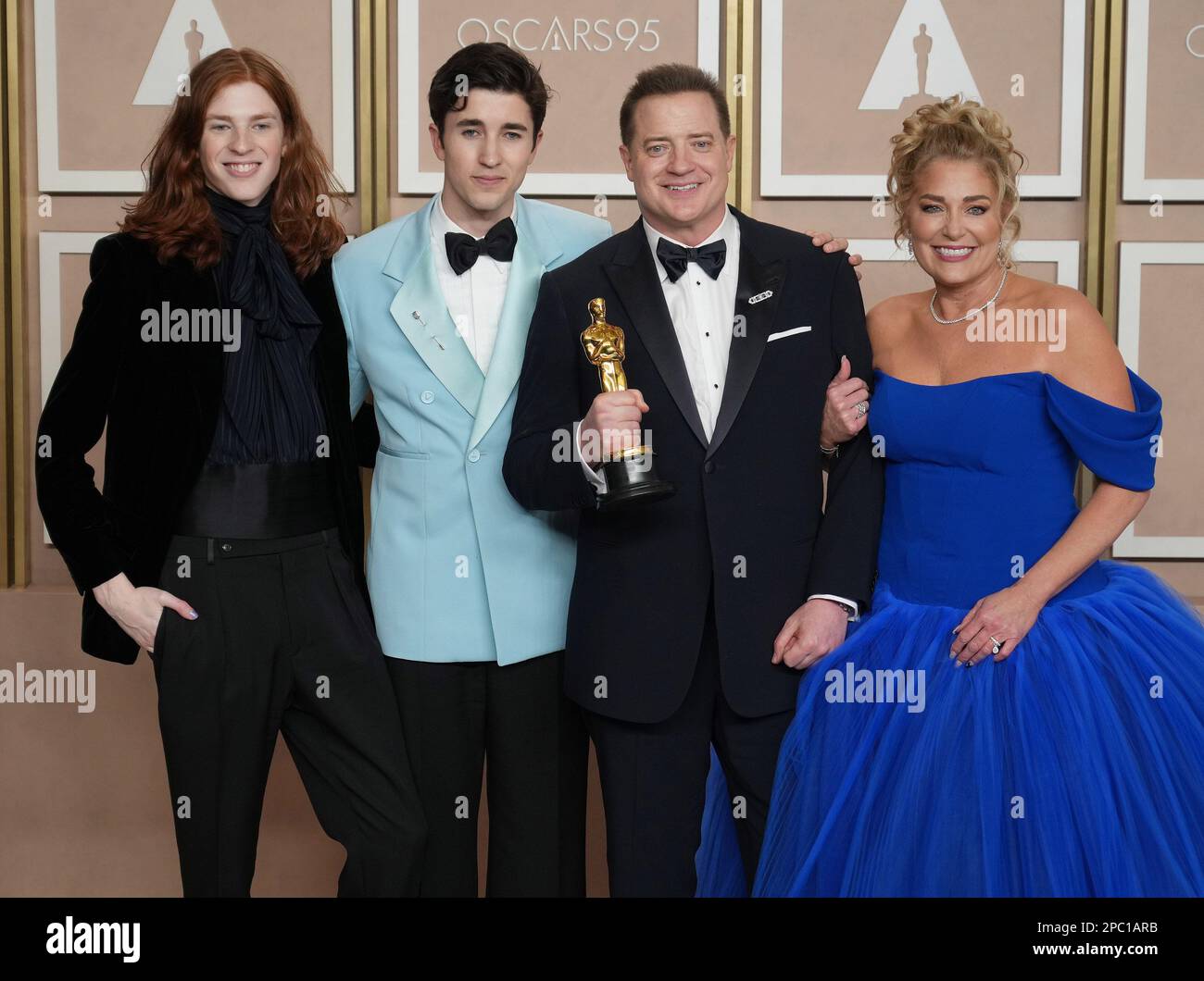 Los Angeles, USA. 12. März 2023. (L-R) Leland Fraser, Holden Fraser Brendan Fraser und Jeanne Moore posieren für Fotos im Presseraum bei den Academy Awards 95., die am 12. März 2023 von der Academy of Motion Picture Arts and Sciences im Dolby Theatre in Los Angeles, Kalifornien, veranstaltet werden. (Foto: Sthanlee B. Mirador/Sipa USA) Guthaben: SIPA USA/Alamy Live News Stockfoto