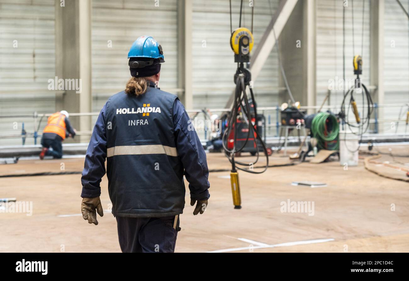 VERPRESSUNG AN DER IJSEL - Arbeiten an der neuen Lasche der Haringvliet-Brücke in der Halle von Hollandia Infra. Neben der Renovierung der Armatur werden auch Betrieb, Kontrolle und Überwachung der Brücke erneuert. ANP LEX VAN LIESHOUT niederlande raus - belgien raus Stockfoto
