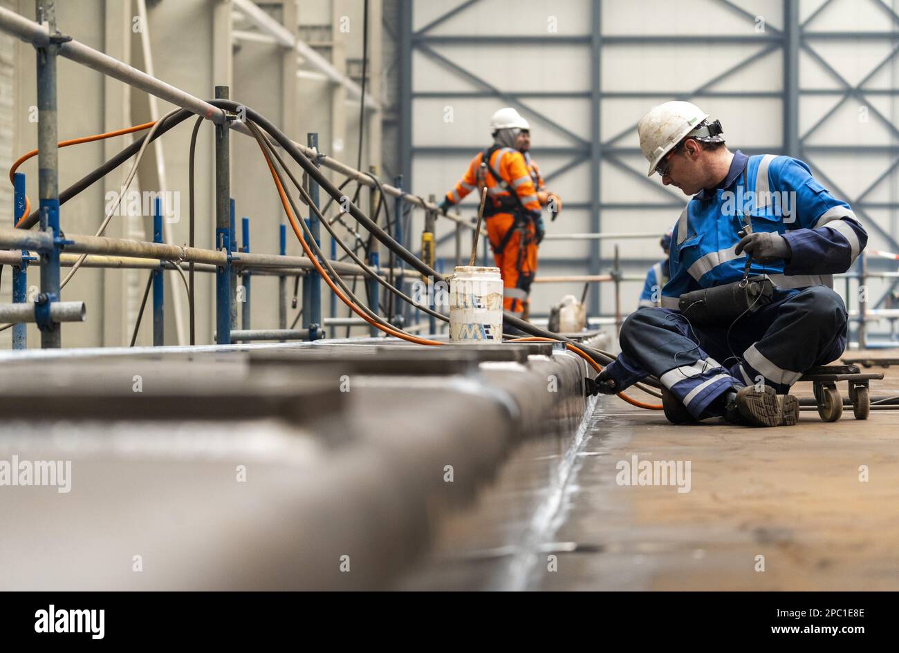 CRIMPEN AN DER IJSEL - Arbeiten an der neuen Lasche der Haringvliet-Brücke in der Halle von Hollandia Infra. Neben der Renovierung der Armatur werden auch Betrieb, Kontrolle und Überwachung der Brücke erneuert. ANP LEX VAN LIESHOUT niederlande raus - belgien raus Stockfoto