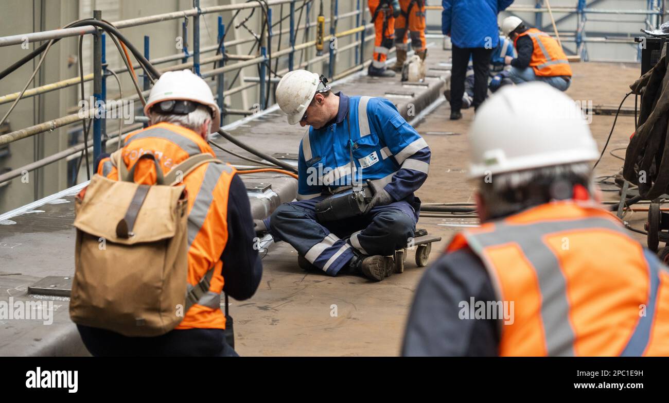 CRIMPEN AN DER IJSEL - Arbeiten an der neuen Lasche der Haringvliet-Brücke in der Halle von Hollandia Infra. Neben der Renovierung der Armatur werden auch Betrieb, Kontrolle und Überwachung der Brücke erneuert. ANP LEX VAN LIESHOUT niederlande raus - belgien raus Stockfoto