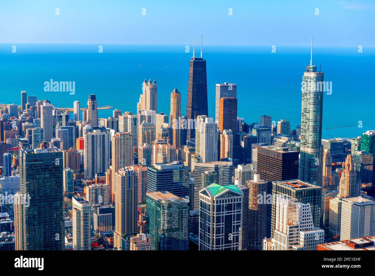 Chicago, Illinois, USA, unvergleichliche Skyline in Richtung Lake Michigan am Nachmittag. Stockfoto