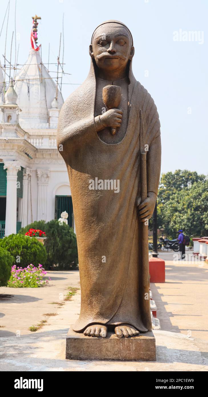 Man-Statue vor dem Pareshnath-Jain-Tempel, Murshidabad, Westbengalen, Indien. Stockfoto