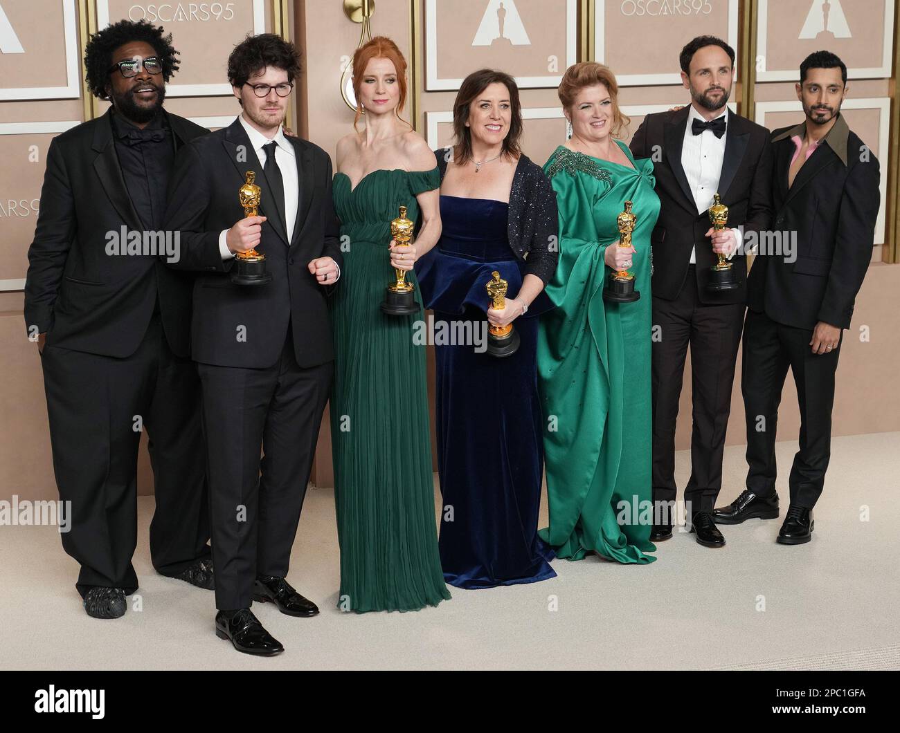 Los Angeles, USA. 12. März 2023. (L-R) Questlove, Daniel Roher, Odessa Rae, Diane Becker, Melanie Miller, Shane Boris, Gewinner des Preises für den besten Dokumentarfilm für „Navalny“, und Riz Ahmed, der bei den Academy of Motion Picture Arts and Sciences 95. im Dolby Theatre in Los Angeles, Kalifornien, am 12. März 2023 für Fotos posiert. (Foto: Sthanlee B. Mirador/Sipa USA) Guthaben: SIPA USA/Alamy Live News Stockfoto