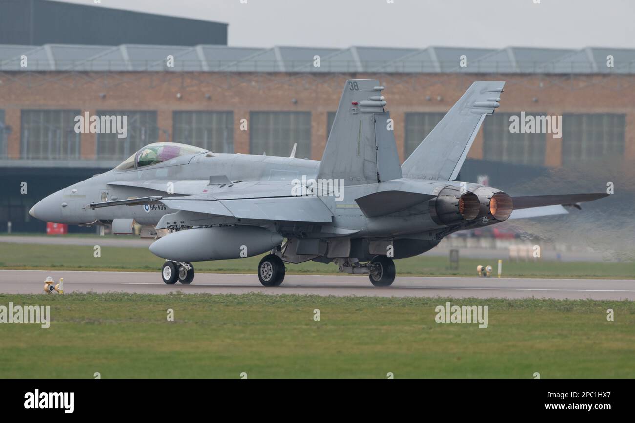 Royal Air Force Waddington, Waddington, Lincolnshire, England. 6. März 2023 Finnische Luftwaffe Boeing F/A-18C HN-438 vom 31 Hävittäjälentolaivue 31, HävLLv 31 startet während des Trainings Kobrakrieger 2023, Ex-Cobra Warrior 23-1, Royal Air Force Waddington, Royal Air Force Waddington (Kreditbild: ©Cody Froggatt) Stockfoto