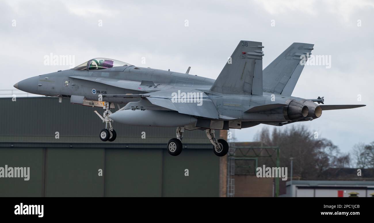 Royal Air Force Waddington, Waddington, Lincolnshire, England. 6. März 2023 Finnische Luftwaffe Boeing F/A-18C HN-438 vom 31 Hävittäjälentolaivue 31, HävLLv 31, landet auf RAF Waddington, während der Übung Kobra Krieger 2023, Ex-Cobra Krieger 23-1, Royal Air Force Waddington, Royal Air Force Waddington (Kreditbild: ©Cody Froggatt) Stockfoto