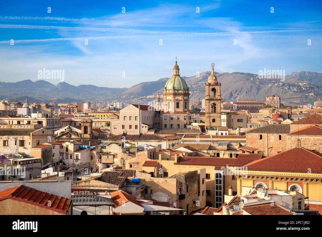 Palermo, die Skyline der Stadt Sizilien mit Wahrzeichen-Türmen am Morgen. Stockfoto