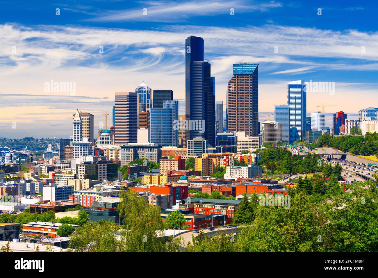 Seattle, Washington, USA Skyline und Highways am Nachmittag. Stockfoto