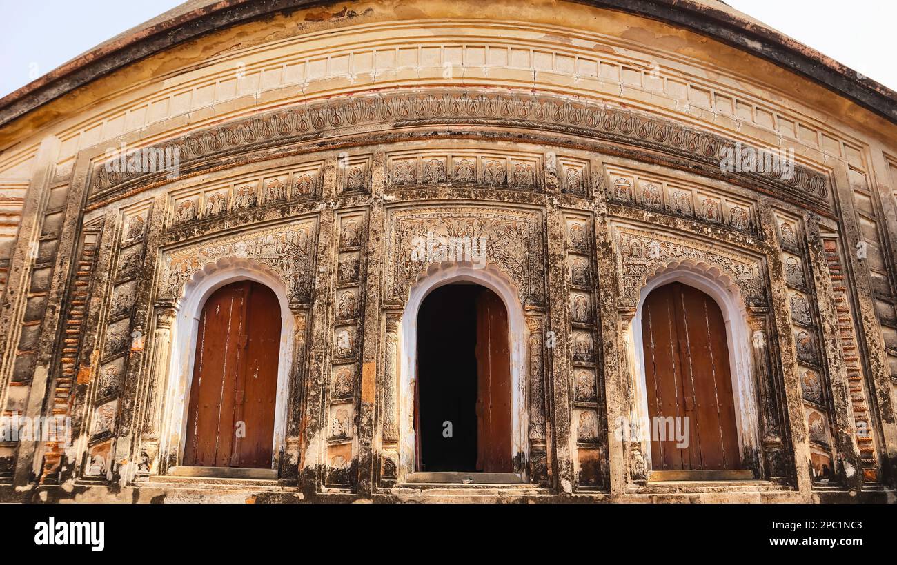 Blick auf einen der Char Bangla Tempel, Jiaganj, Westbengalen, Indien. Stockfoto