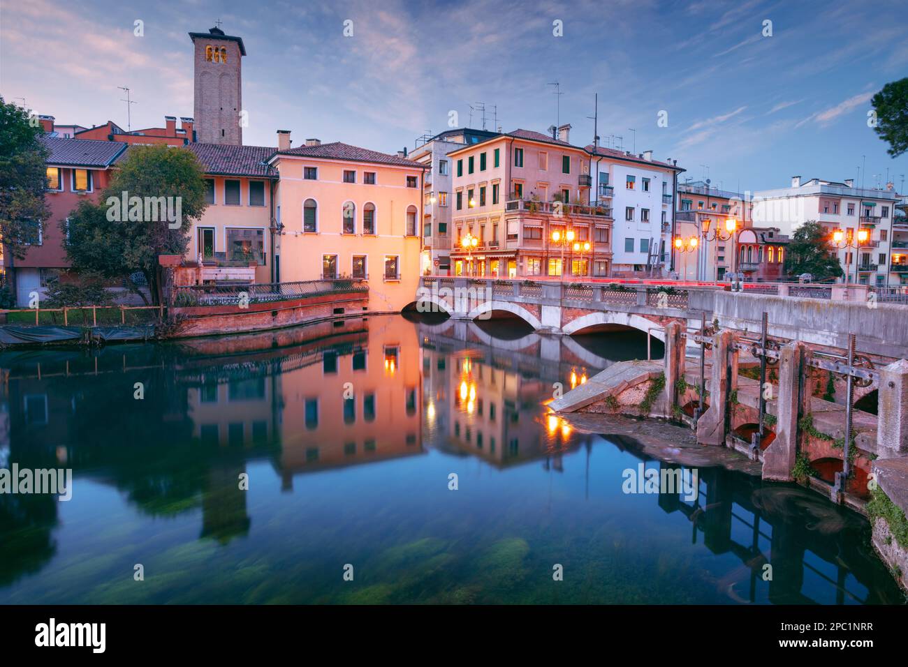 Treviso, Italien. Stadtbild des historischen Zentrums von Treviso, Italien bei Sonnenuntergang. Stockfoto