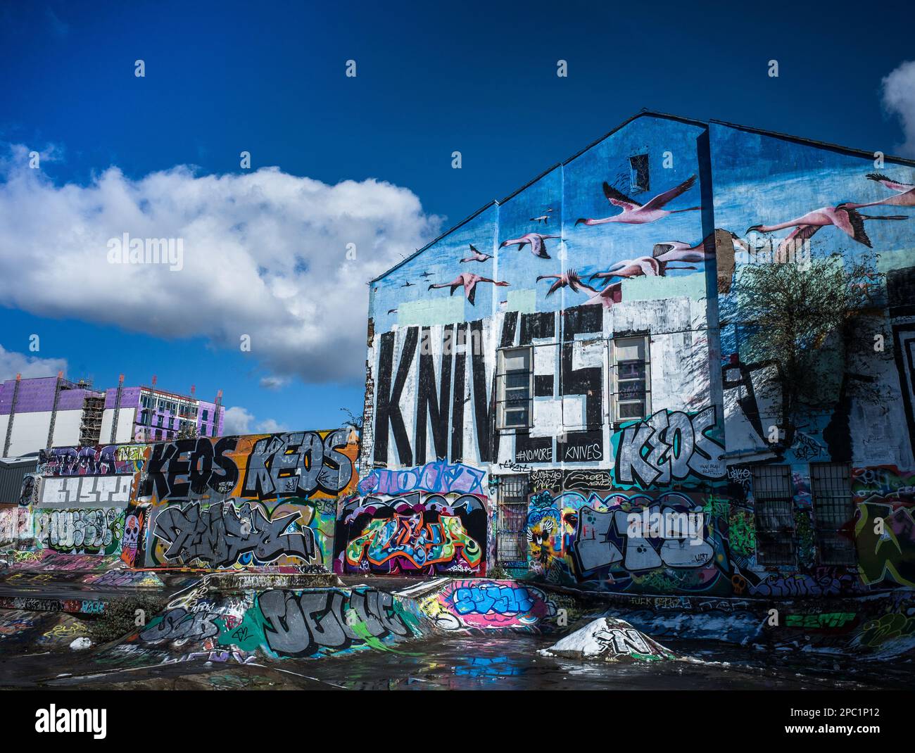 New Bird Street und Jamaica Street, Liverpool. Ein Betonskatepark, der 2010 von einheimischen Skatern erbaut wurde Stockfoto
