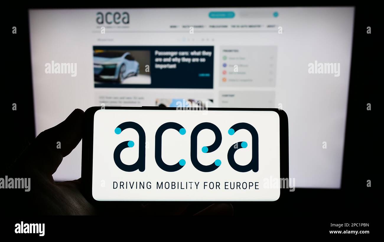 Person, die ein Smartphone mit dem Logo des Europäischen Automobilherstellerverbands (ACEA) auf dem Bildschirm vor der Website hält. Konzentrieren Sie sich auf das Display des Telefons. Stockfoto